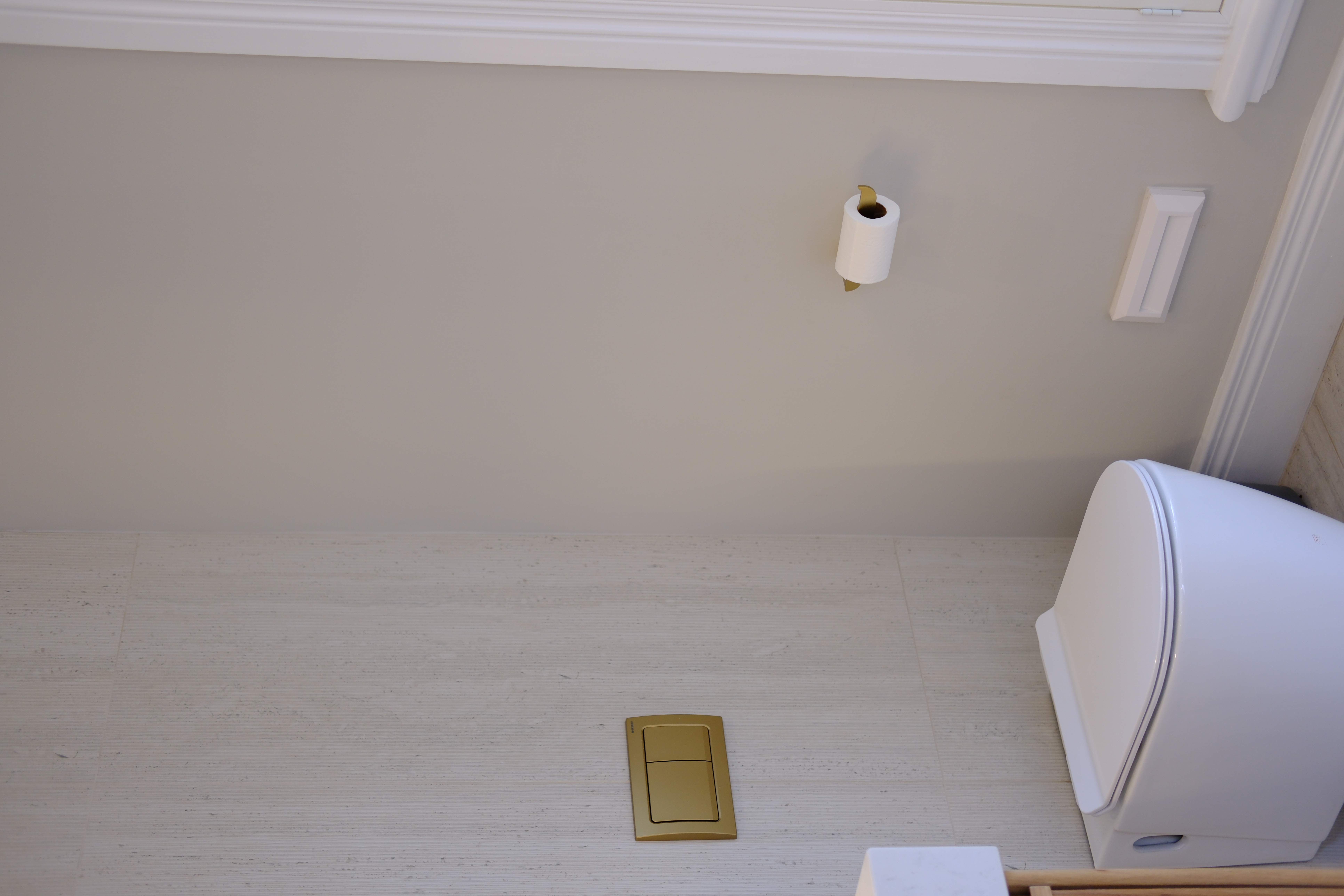 Luxury avilo bathroom accessory toilet roll holder.JPG